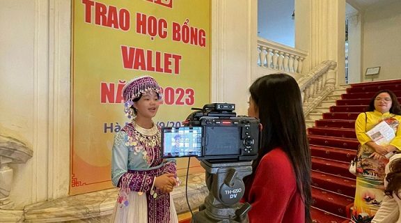 vietnamese cam op with filming equipment hanoi conference