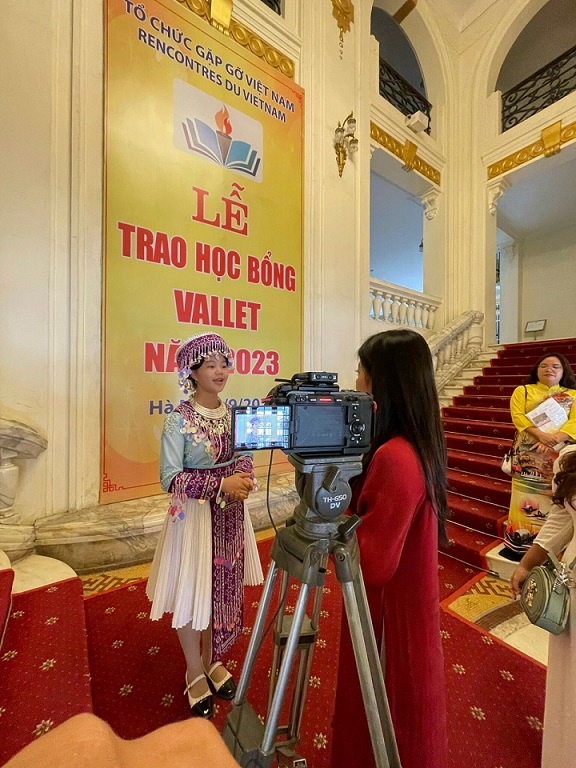 vietnamese cam op with filming equipment hanoi conference